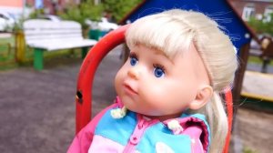 Видео для детей Как Мама. Эмили одна уехала на трамвае! Игры с Беби Бон на детской площадке