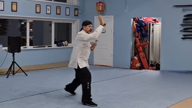 Илицюань. "Ладони-бабочки" А. Скалозуб. Выступление в клубе Синтянь. смотреть онлайн