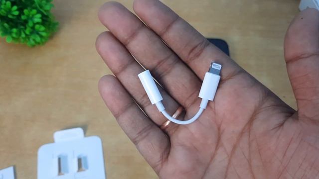 Apple Lightning to 3.5 mm Headphone Jack Adapter Original Unboxing & Setup смотреть онлайн