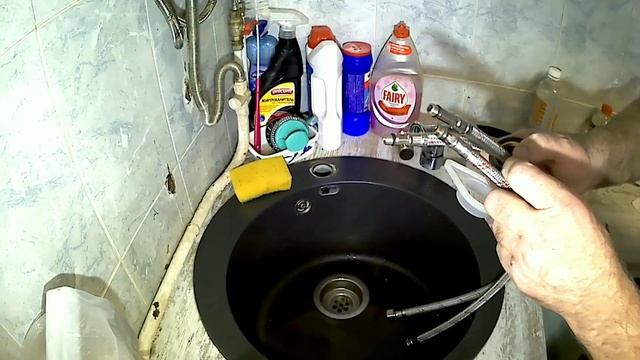 Ремонт смесителя кухни. Замена гибкой подводки. Guru from the USSR. смотреть онлайн