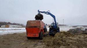 Один Мтз с грейферной установкой грузить сенаж в кормосмеситель SAMURAI 5. Второй Мтз раздаёт корма