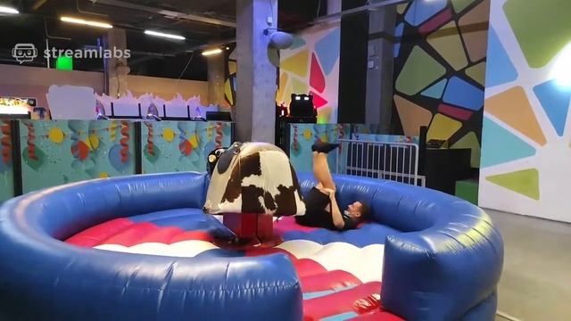 СТРОГО СО СТАРЫМ ПЫТАЮТСЯ ОСЕДЛАТЬ БЫКА смотреть онлайн