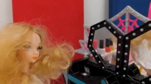 Челси проказничает на работе. Куклы Барби: видео для девочек.