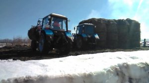 2 Мтз 82 грузят сено .