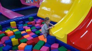 Vlog #2 Алиса играет в парке развлечений FLY KIDS/ Alice having fun in the Park  FLY KIDS