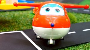 День рождения Диззи! Надувной пилот, Маша и Супер Крылья готовят подарок! Видео для детей