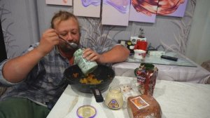 мукбанг ПОДВАЛ ИЛЬИЧА вкусно кушаю за столом на кухне и разговариваю с любимой мамой