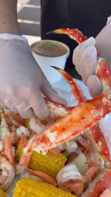Delicious Seafood Boil With King Crab Legs | Feast On These TV #shorts #shortsfood #seafood #crab смотреть онлайн
