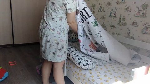 Кушаем клубнику, слушаем дождик, убираемся в детской) #влог #мотивациянауборку #уборка #дождь