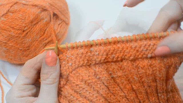 Безшовная шапка на круговых спицах с кисточками. Простое вязание. смотреть онлайн