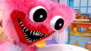 Ох уж эти куклы! Киси Миси в квартире у Мирабель? Смешные видео для девочек про игры в куклы