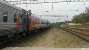 На большой скорости электровоз ЭП1-120 с пассажирским поездом