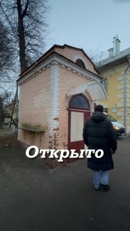 Прогуливаясь к дому под шпилем я увидел интересное заведение с гордой но довольно пошарпа