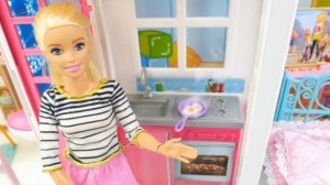 Штеффи не хочет в школу! Барби вызывает доктора. Видео для девочек про кукол