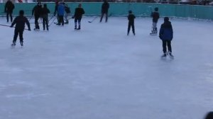 Дети играют в хоккей, во дворе