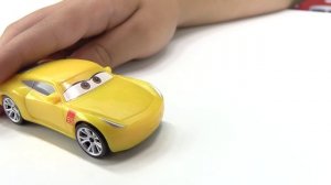 Маквин выиграл гонку. Машинки из мультика Тачки