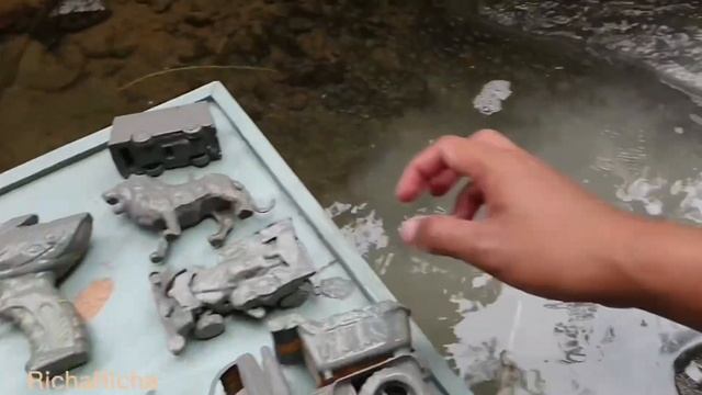 Membersihkan mainan berlumpur dinosaurus, truk molen, mobil truck mobil mobilan, eskavator, tank