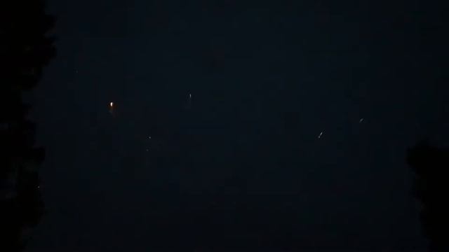 Профессиональный фейерверк на берегу водохранилища. смотреть онлайн