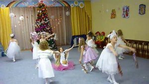 Танец снежинок в детском саду, музыка из балета "Щелкунчик"