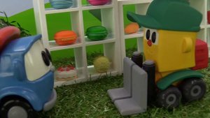 Видео для детей. Грузовичок Лева кормит животных в зоопарке