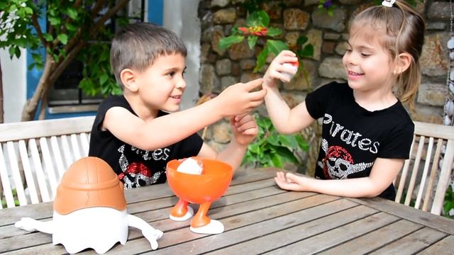 Ищем шоколадное яйцо Киндер сюрприз. Игры для детей