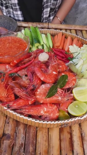 Вкусные отварные свежие креветки с кокосовым соком и говяжьим супом в деревенском стиле