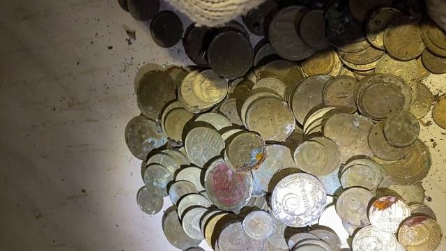 Нашли клад с кучей монет смотреть онлайн