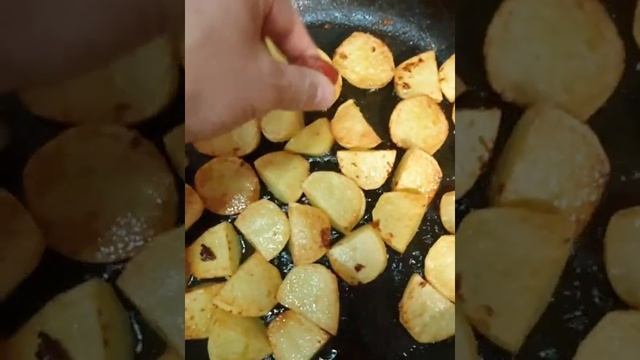Тушим минтай с картофелем
