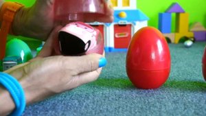 Видео про трактор, который привез яйца с машинками