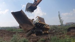 Погрузчик упал на бок