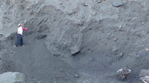 Строительство, шахтёры сбивают крупные камни со стен карьера