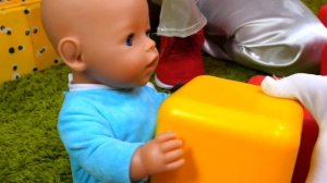 Братик Беби Бон балуется! - Весёлые игры для детей с Baby Born. Куклы видео приколы онлайн
