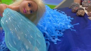 Кукла Барби превратилась в русалку! — Маша против злой колдуньи! — Надо вернуть ноги Барби!