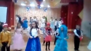 4 классы танцуют новогодний танец!