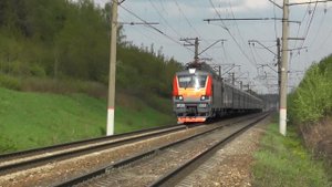 Электровоз ЭП20-033 с фирменным поездом "Янтарь"