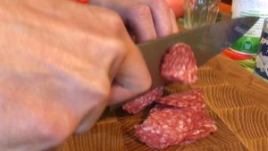 Режу колбасу тестовым шефом