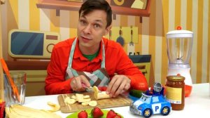 Робокар Поли и Федя готовят вместе клубничный коктейль! Видео рецепты и любимые игрушки машинки