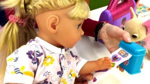 Беби Бон плачет: она порезалась ножницами. Обучающие видео для девочек Как мама с Baby Born