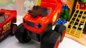 Гонки машинок — Вспыш, Маквин, Тайо и паровозик Кей - Купаем машинки в пене! Развивающие мультики