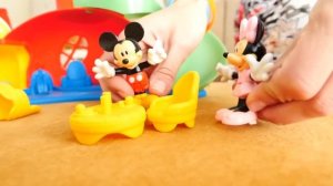 Игрушки Микки Маус и Минни на игровой площадке - Видео для детей с Машей Капуки #Оставайтесьдома