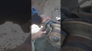 как поменять передние колодки приора