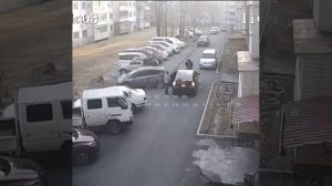 В Уссурийске дебошир атаковал автомобиль, блокируя движение - видео