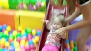 Дети в Игроленде. Катя скатывается с горки. Children in Igroland. Katya rolls down a hill