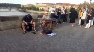 Уличные музыканты в Праге зажигают: ханг и тамбурин