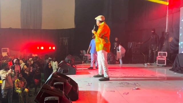 Pawpaw on stage performing his famous lyrics BiGgie Biggie. Enjoy смотреть онлайн