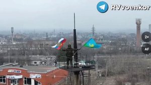 Подъём 11-й бригадой флагов России и ВДВ над пригородом Суджи - Мирным