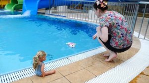 Беби Бон Эмили учится плавать в бассейне! Как мама - мультики про куклы для девочек