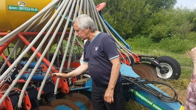 Знакомство Директора Рязанского Аграрного Института с нашей технологией и сеялкой первого поколения.