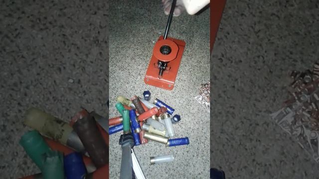 Обжимка  декапсуляція і запресовка капсоля в стреляні гільзи