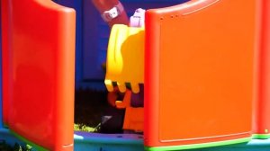 Строительные машинки на пляже и в аквапарке – Веселые игры для детей Капуки Кануки